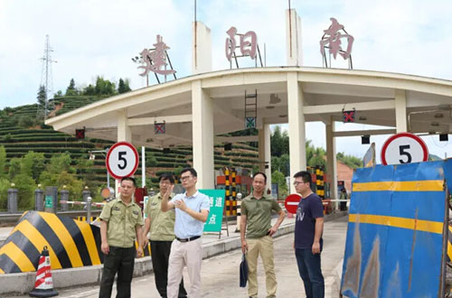我廠王師傅深入建陽南收費站查看地磅安裝施工進(jìn)展
