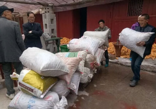 宜昌傅家堰鄉(xiāng)開秤收購五倍子現(xiàn)場(chǎng)