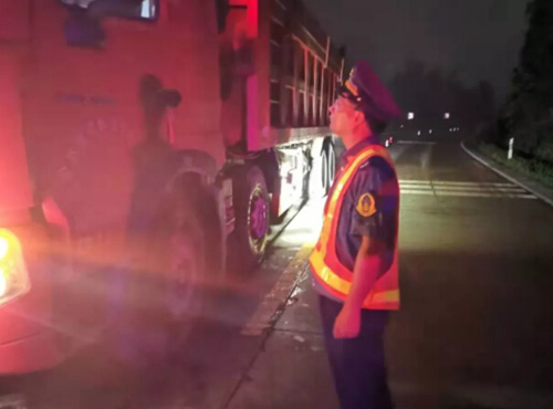 下雨天“治超”行動(dòng)不停 貨車過(guò)磅檢查絡(luò)繹不絕