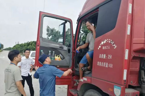 圖為交警正在攔?？梢绍囕v